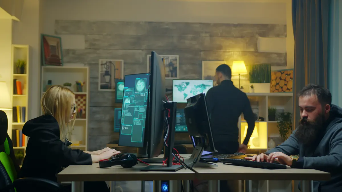 Equipo de especialistas analizando información en tiempo real